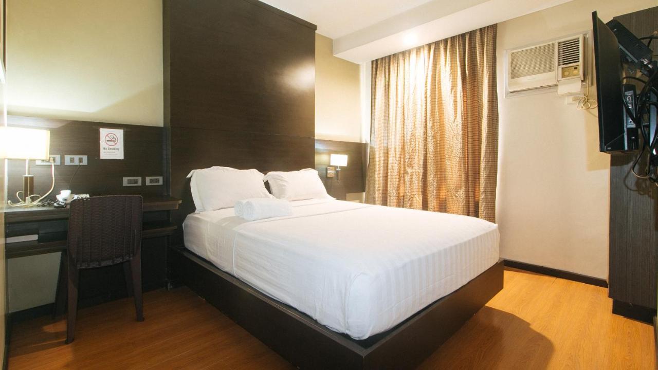 סן פדרו מקאטי Lorenzzo Suites Hotel מראה חיצוני תמונה