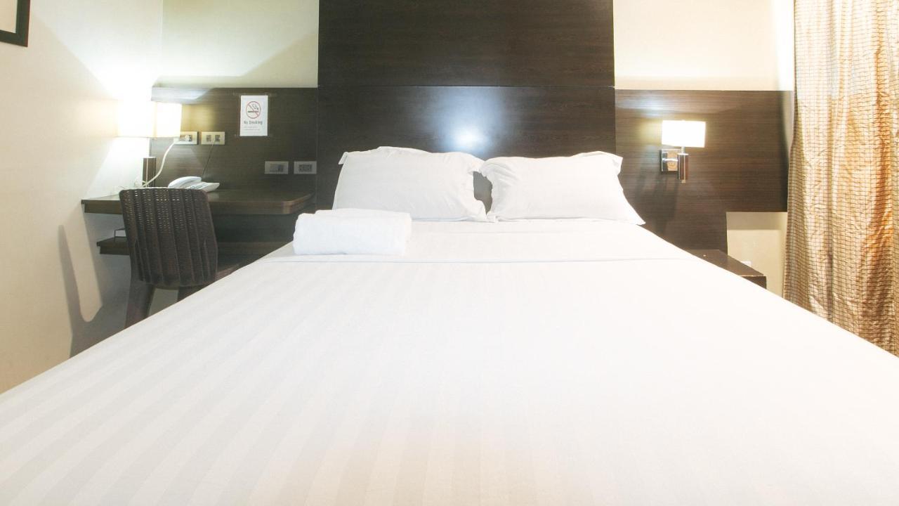 סן פדרו מקאטי Lorenzzo Suites Hotel מראה חיצוני תמונה